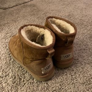 Short Classic Brown Uggs - size 6